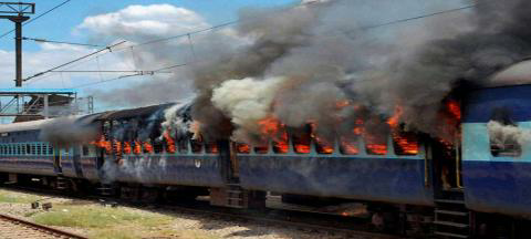 अभी-अभी: गुजरात में चलती ट्रेन में आग लगी, लोगों में हड़कंप